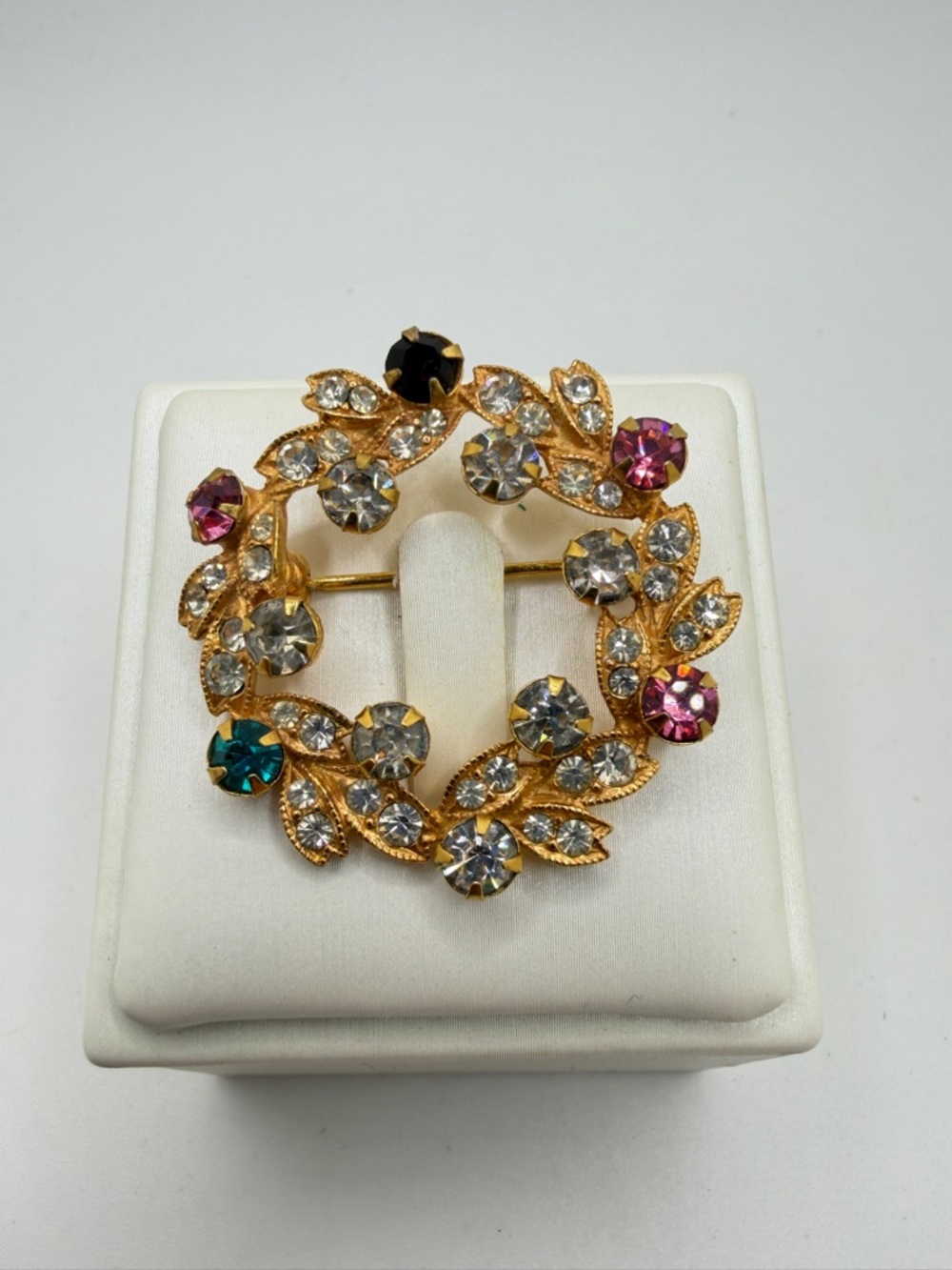 Vintage EISENBERG Wreath Circle‎ Brooch/Pin with multi-color rhinestones!